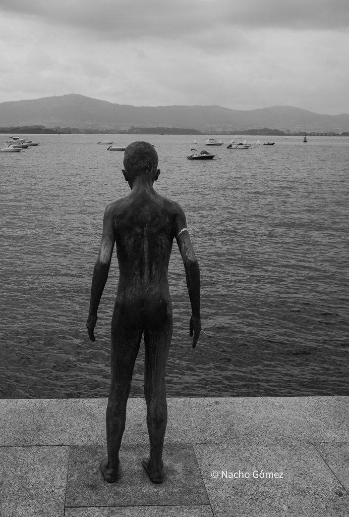 Escultura de un Raquero mirando la bahía de Santander