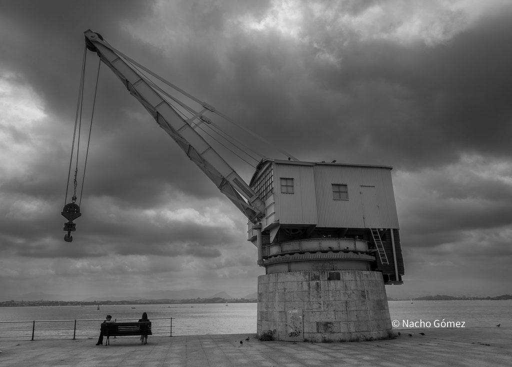 Grúa de Piedra de Santander bajo un cielo de tormenta, junto a la bahía.