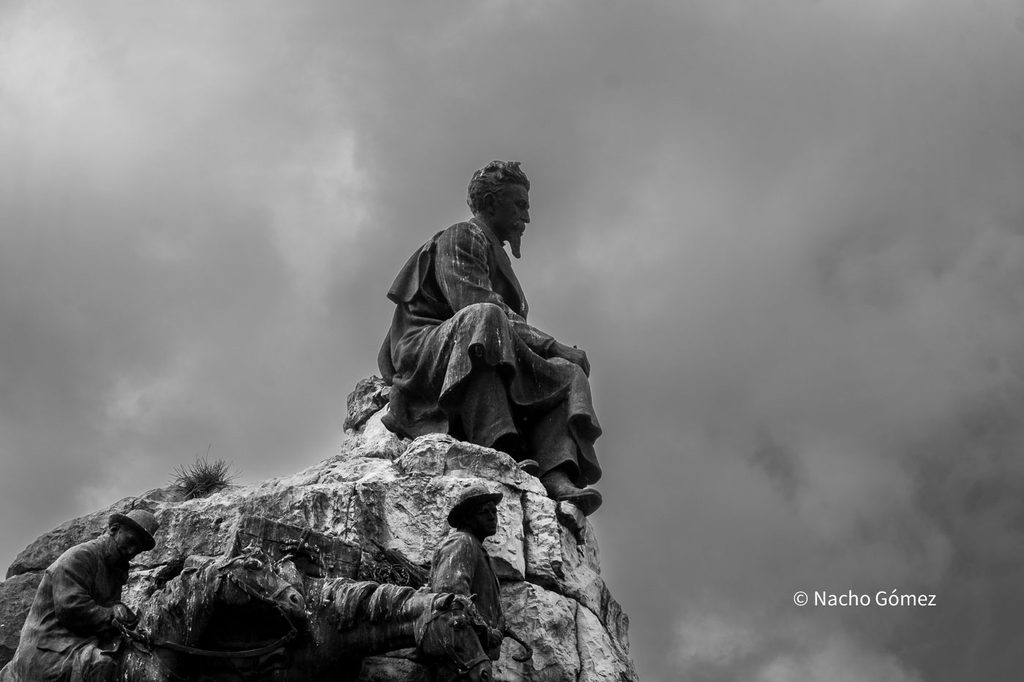 Monumento a José María de Pereda en Santander bajo un cielo nublado