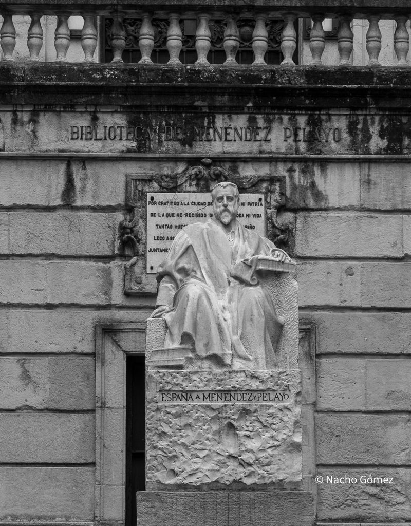 Monumento a Marcelino Menéndez Pelayo ante su biblioteca en Santander