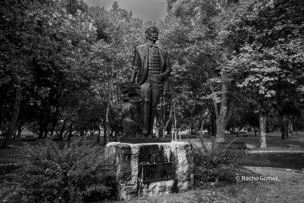 Estatua de Benito Pérez Galdós entre los árboles de Santander